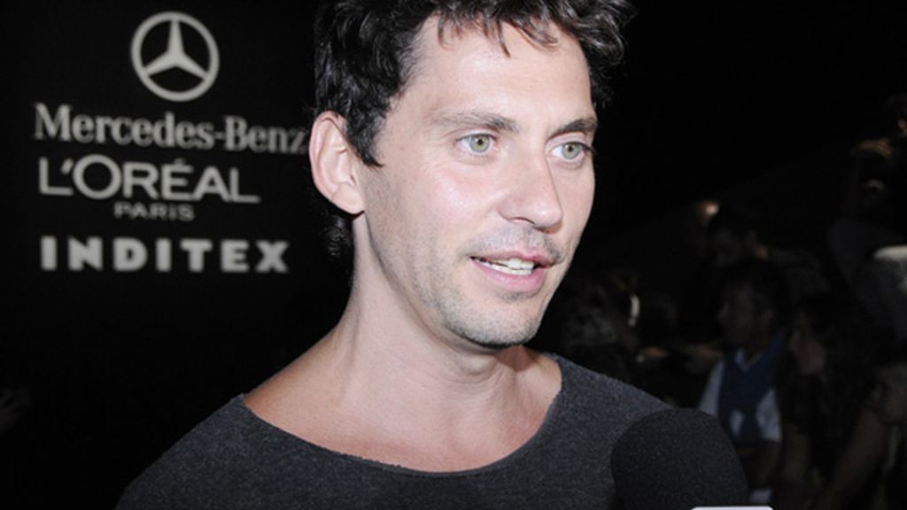 El actor Paco León estaba muy contento de poder asistir por fin a un desfile de moda