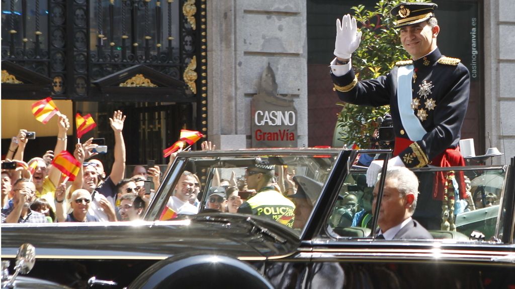 El nuevo rey, Felipe VI, recorre las calles de Madrid