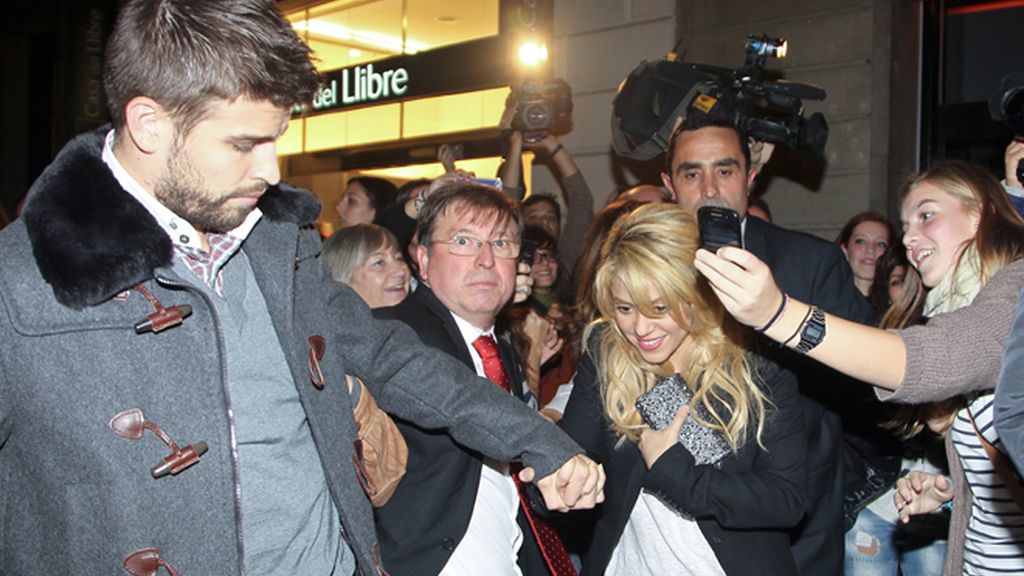 Gerard Piqué se lleva a Shakira a la presentación del libro de su padre