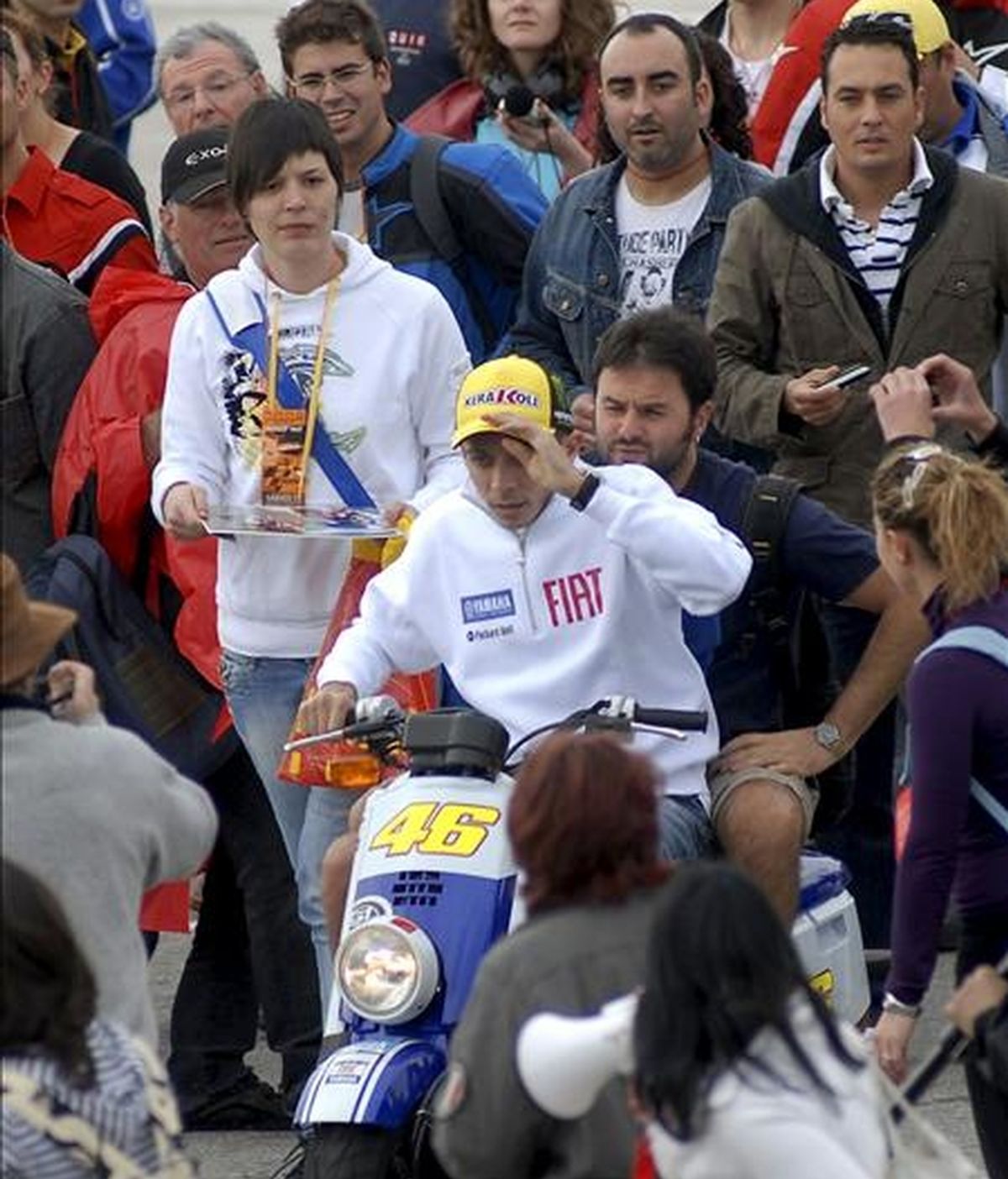 El piloto italiano Valentino Rossi (c), actual campeón del mundo de Moto GP, pasea rodeado de aficionados hoy durante el último día de entrenamientos IRTA en Jerez. EFE