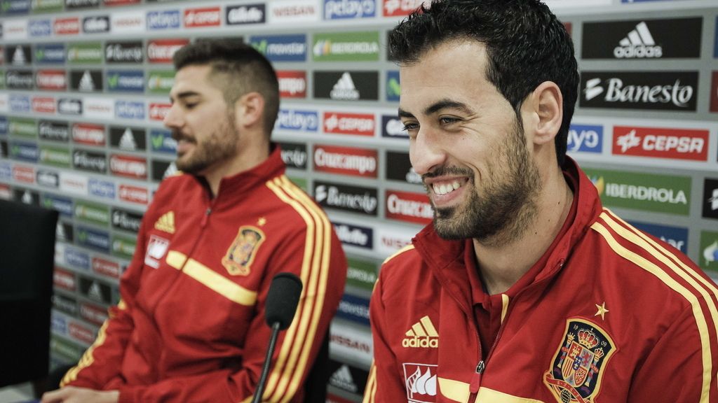 Sergio Busquet y Javi Martínez, durante la rueda de prensa en la Ciudad del Fútbol de Las Rozas