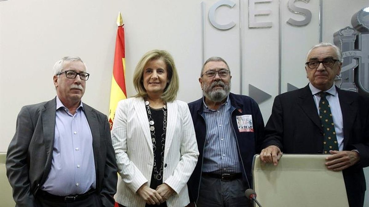 Ignacio Fernández Toxo y Cándido Méndez junto a la ministra de empleo