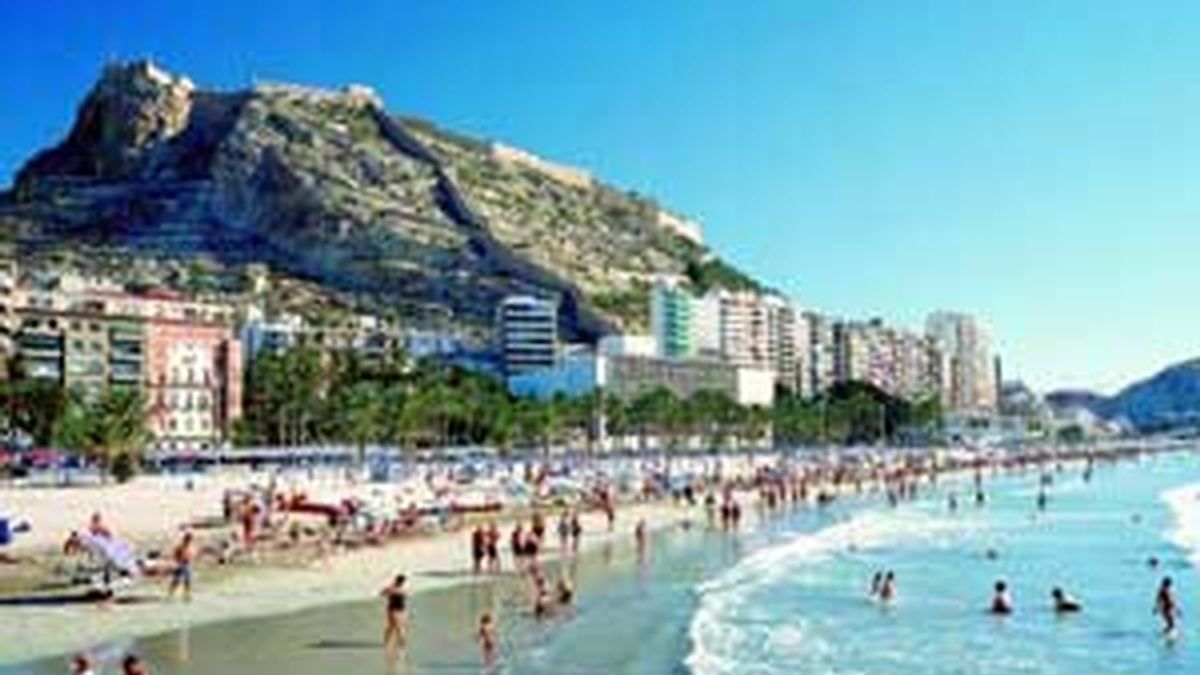 El nudismo será multado en las playas de Alicante no catalogadas como nudistas. FOTO: Alicante