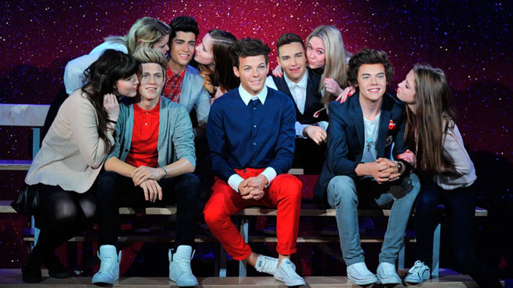 Así son los 'One Direction' en cera... ¡y han posado con los de verdad!