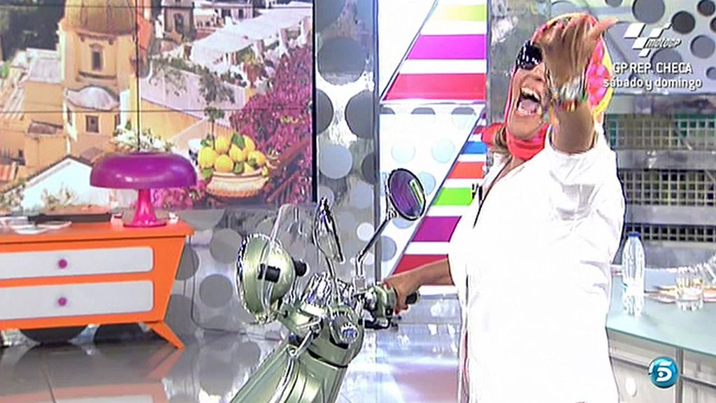 Cubierta con un pañuelo y sobre dos ruedas, la colaboradora vuelve de vacaciones
