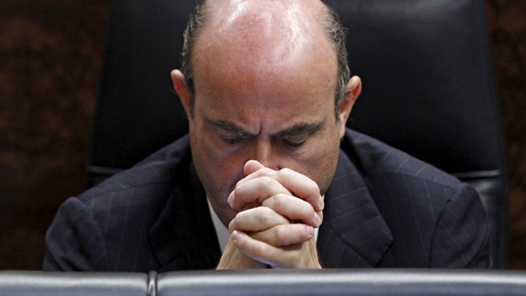 De Guidos, en el Congreso, con gesto reflexivo, durante la presentación de la medidas antidéficit del gobierno