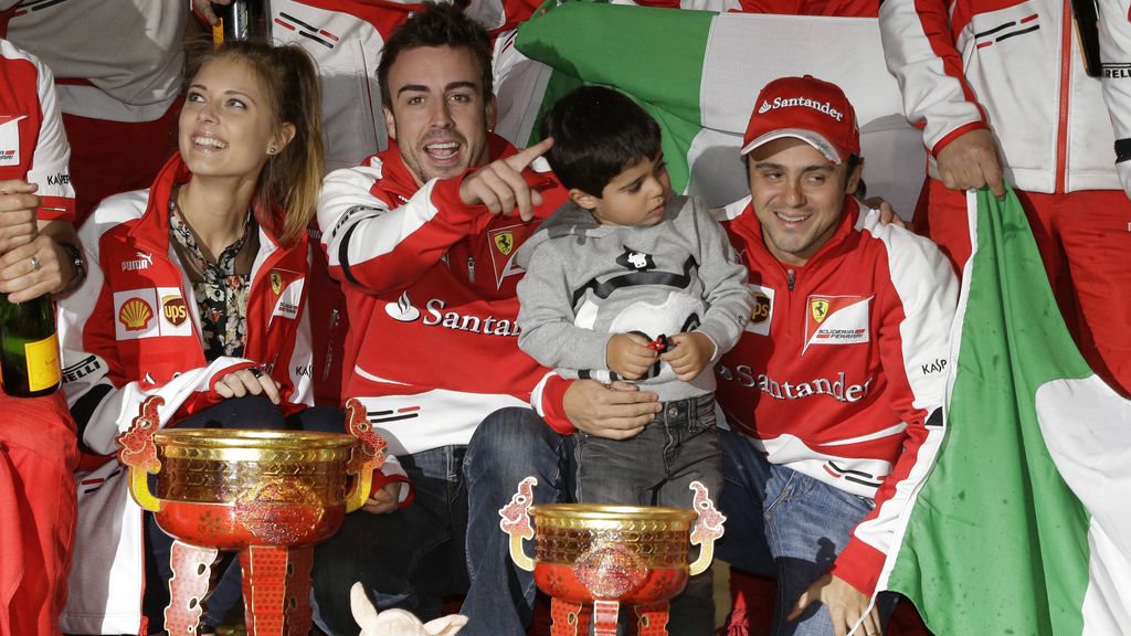 Fernando Alonso presume de novia en su victoria de Shanghái