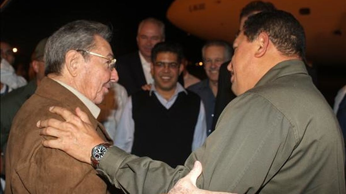 "Vamos a reunir el ALBA en Cumaná, vamos a estar varias horas debatiendo", dijo Chávez al canal Telesur a bordo del avión que lo trasladaba de Asia a Cuba. EFE
