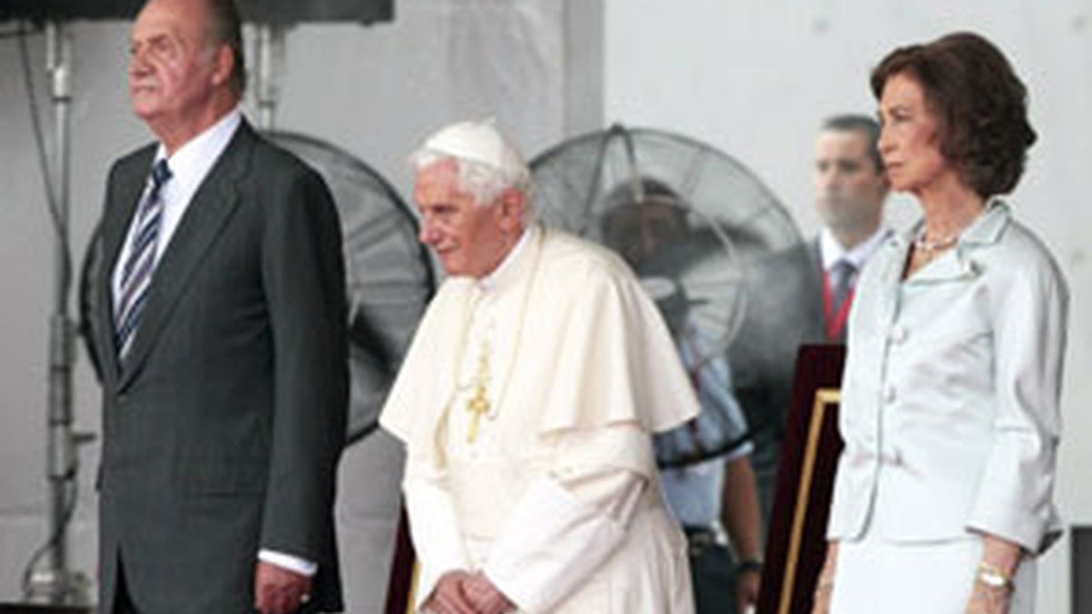 El Papa, en su despedida, con los reyes. Vídeo: Atlas.