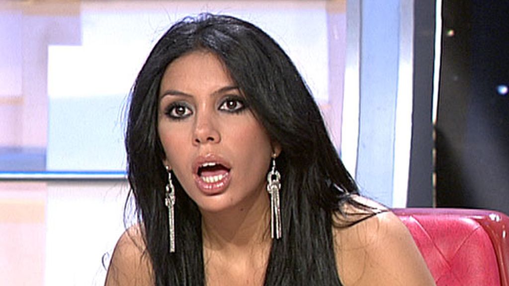 Silvia Sicilia se sienta en el trono