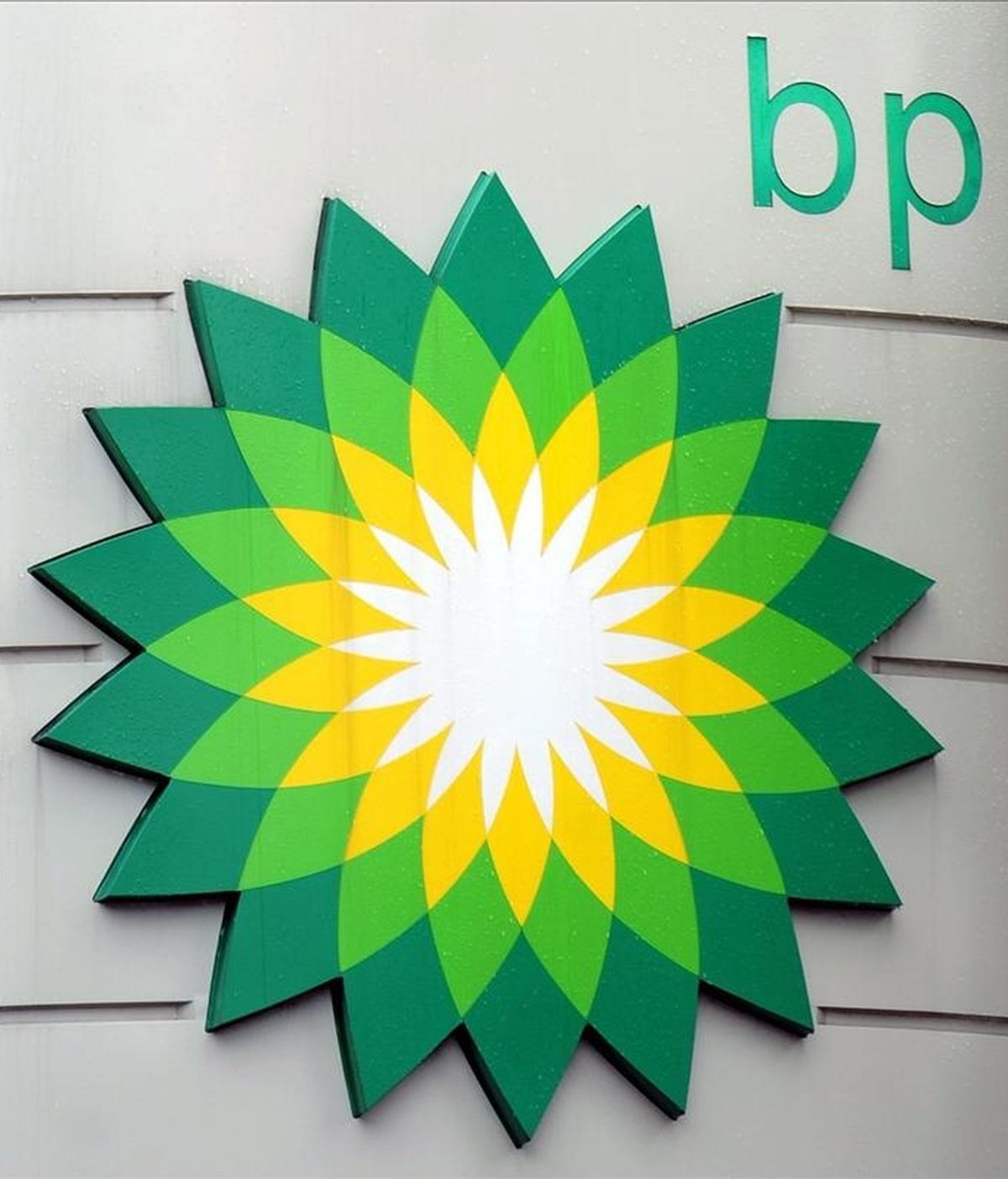 La petrolera británica BP se dispone a anunciar un importante acuerdo con la petrolera estatal rusa Rosneft, según informó hoy la BBC. EFE/Archivo
