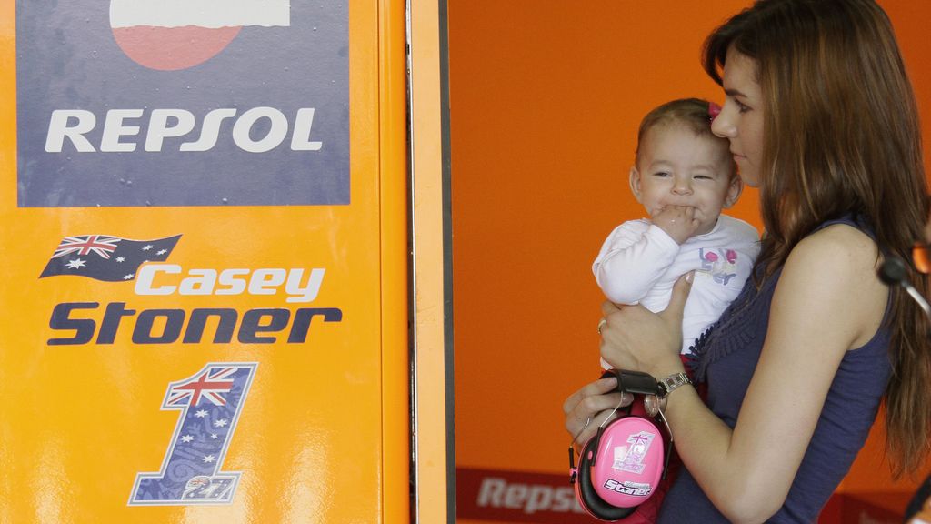 Adriana y la pequeña Alessandra pendientes de papá Stoner