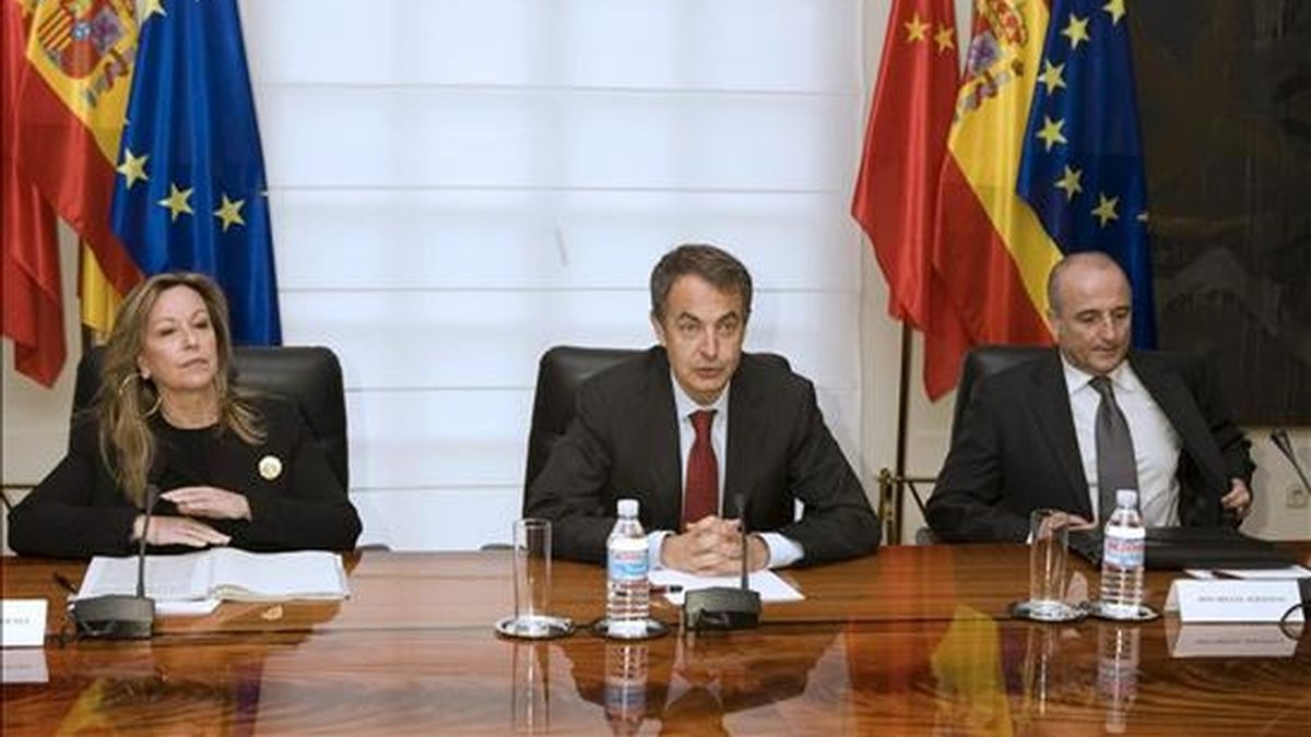 El presidente del Gobierno, José Luis Rodríguez Zapatero (c), acompañado de la ministra de Asuntos Exteriores, Trinidad Jiménez, y el ministro de Industria, Turismo y Comercio, Miguel Sebastián (d), durante una reunión ayer, en el Palacio de la Moncloa. EFE
