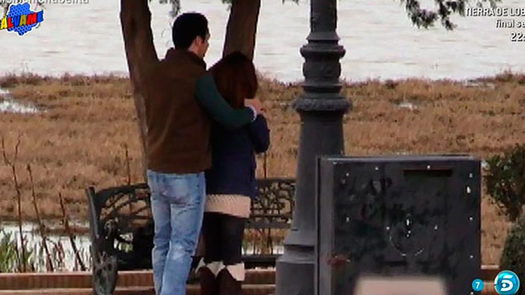 Imágenes de Chabelita y Alberto, acompañados de un amigo que les fotografía