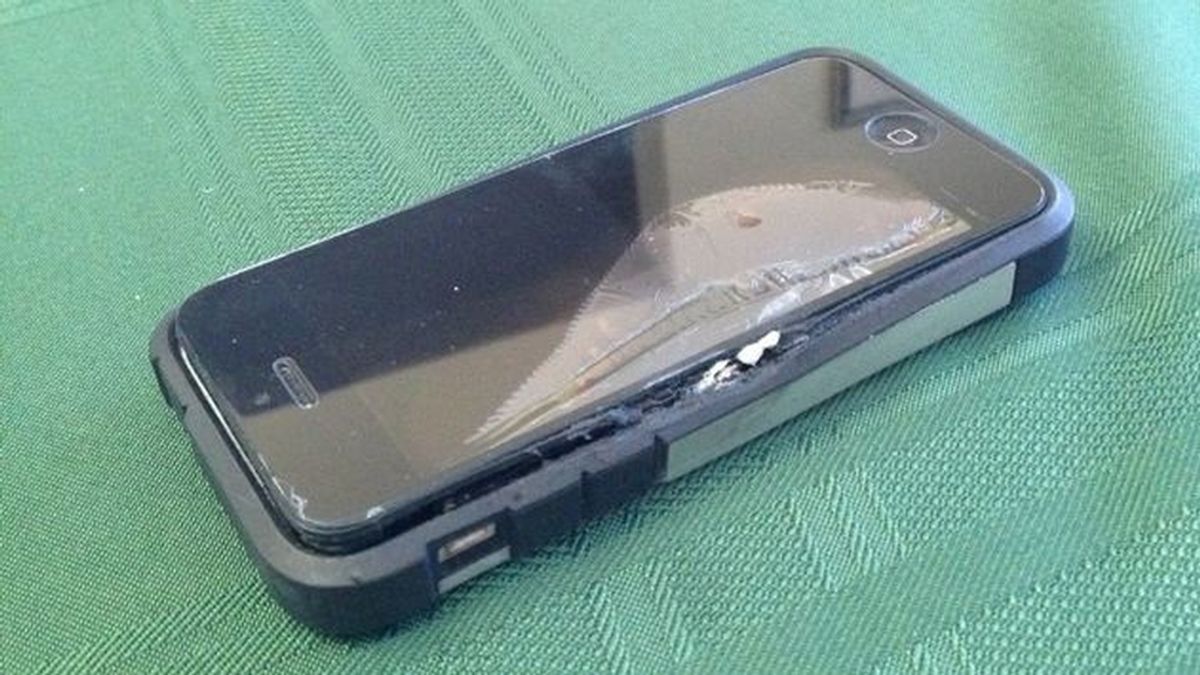 Un hombre sufre quemaduras después de que su IPhone explotara en el bolsillo