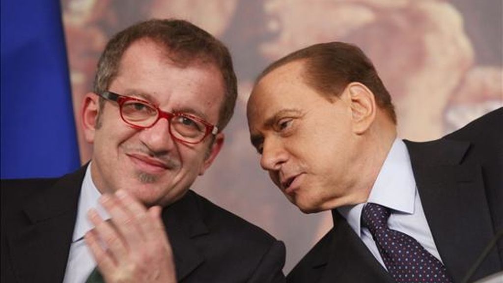 El primer ministro italiano Silvio Berlusconi (d) habla con el ministro del Interior italiano, Roberto Maroni durante una rueda de prensa tras el Consejo de Ministros, en el palacio Chigi, en Roma, Italia. EFE/Archivo El primer ministro italiano Silvio Berlusconi (d) habla con el ministro del Interior italiano, Roberto Maroni durante una rueda de prensa tras el Consejo de Ministros, en el palacio Chigi, en Roma, Italia. EFE/Archivo