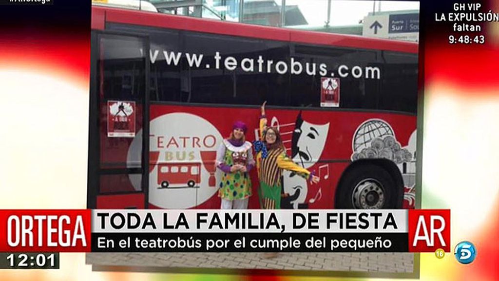 La celebración fue en un bus teatro y la actuación corrió a cargo de los payasos 'Chachi y Pistachi'