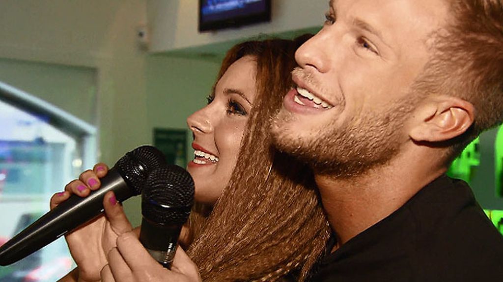 Dan el cante en el karaoke