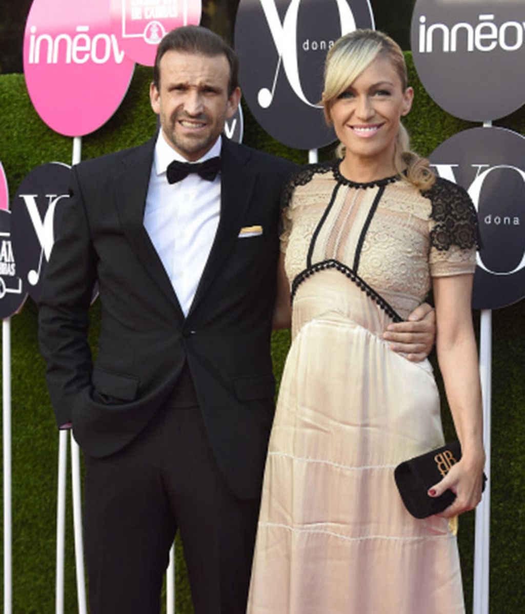 La presentadora, Luján Argüelles, con un vestido en cream y negro, y Carlos Sánchez