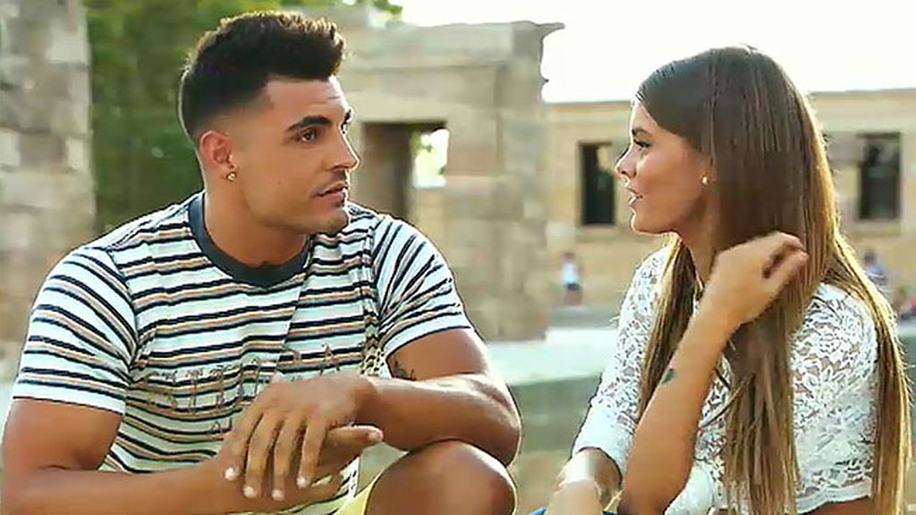 Triana le roba un beso a un pretendiente en la primera cita por primera vez