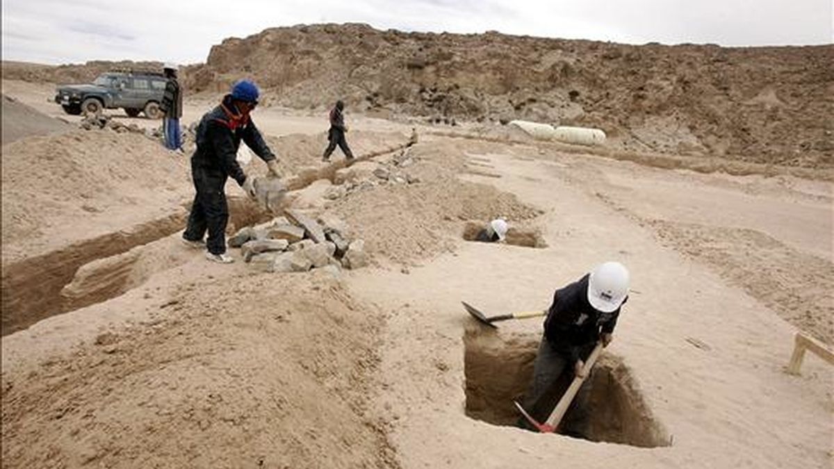 El litio boliviano se halla en el Salar de Uyuni, que tiene una superficie de 10.000 kilómetros cuadrados, una profundidad de hasta 220 metros y que se ubica en la región andina de Potosí. EFE/Archivo