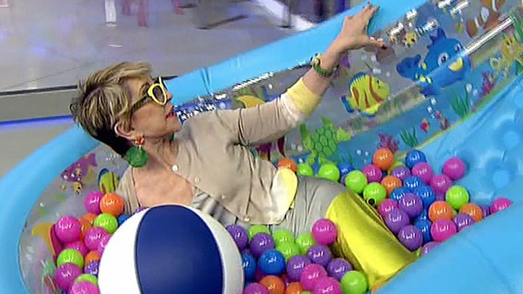 Kiko Hernández y Kiko Matamoros pasean a Karmele Marchante en piscina
