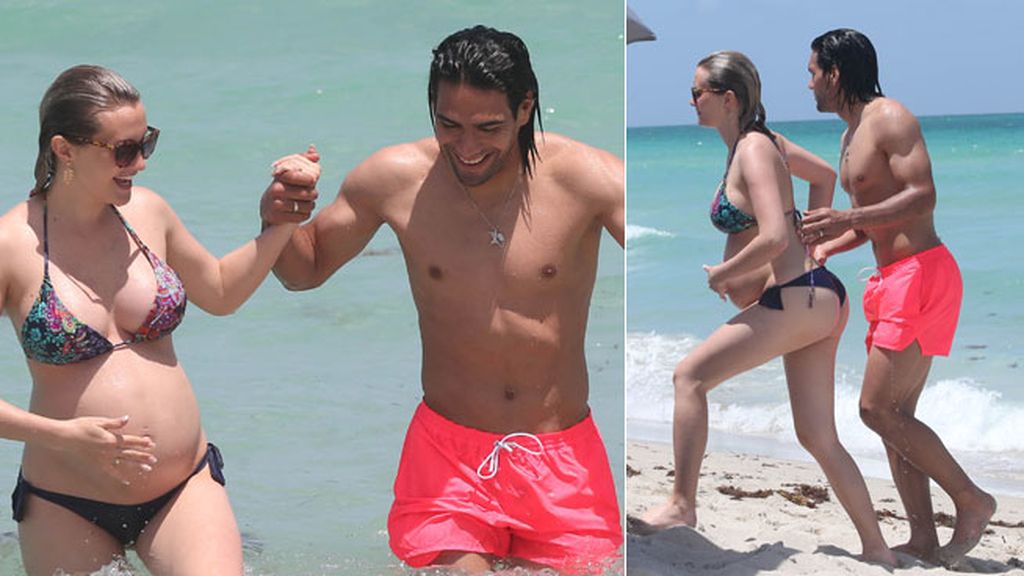 La pareja se ha relajado en la playa