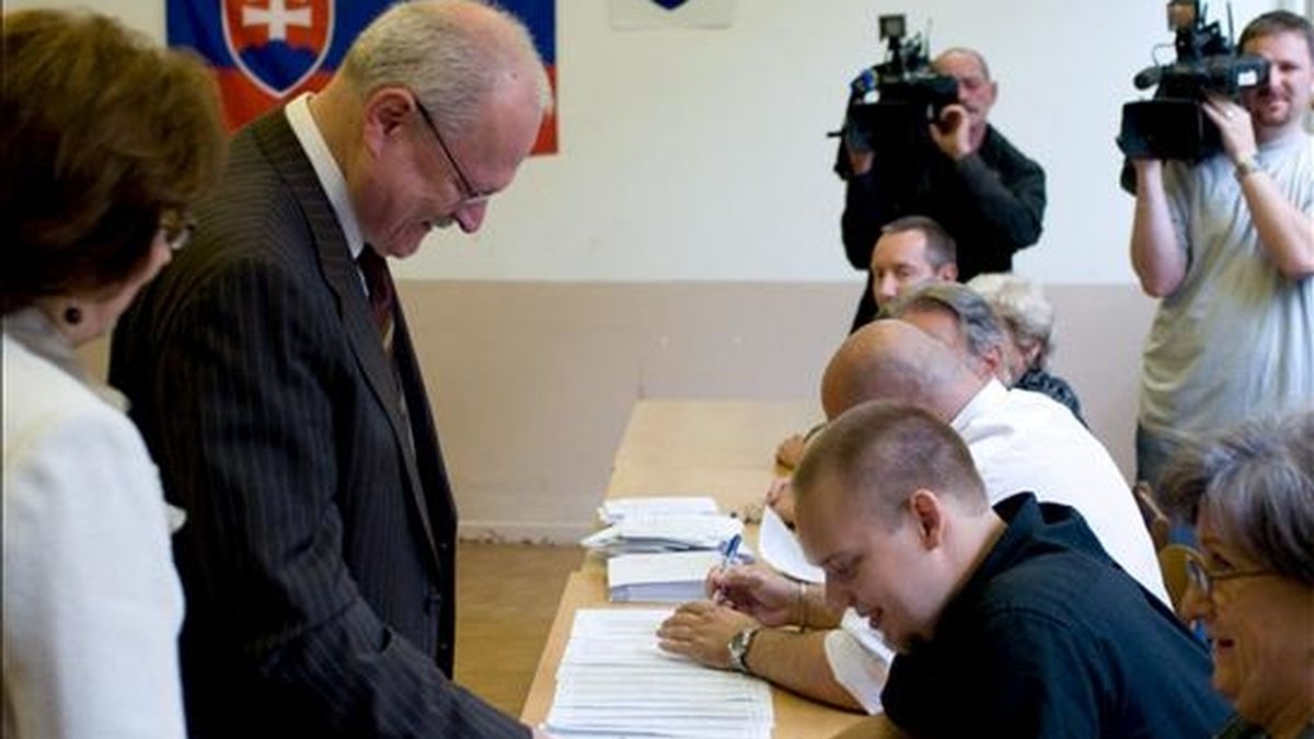 El presidente eslovaco, Ivan Gasparovic (segundo por la izquierda), ejerce su derecho al voto, hoy junto a su esposa Silvia Gasparovicova en un colegio electoral de Bratislava, Eslovaquia. EFE