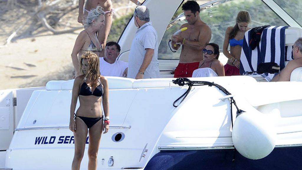 'Busta' y Paula, enamorados en Ibiza como el primer día