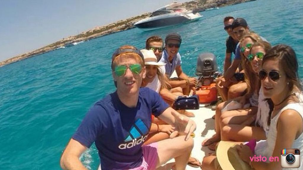 Álex Fernández, jugador del Espanyol, y sus amigos