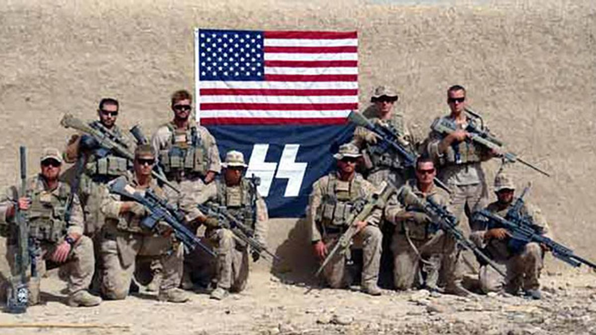 Un grupo de marines de EEUU posa con una bandera nazi en Afganistán