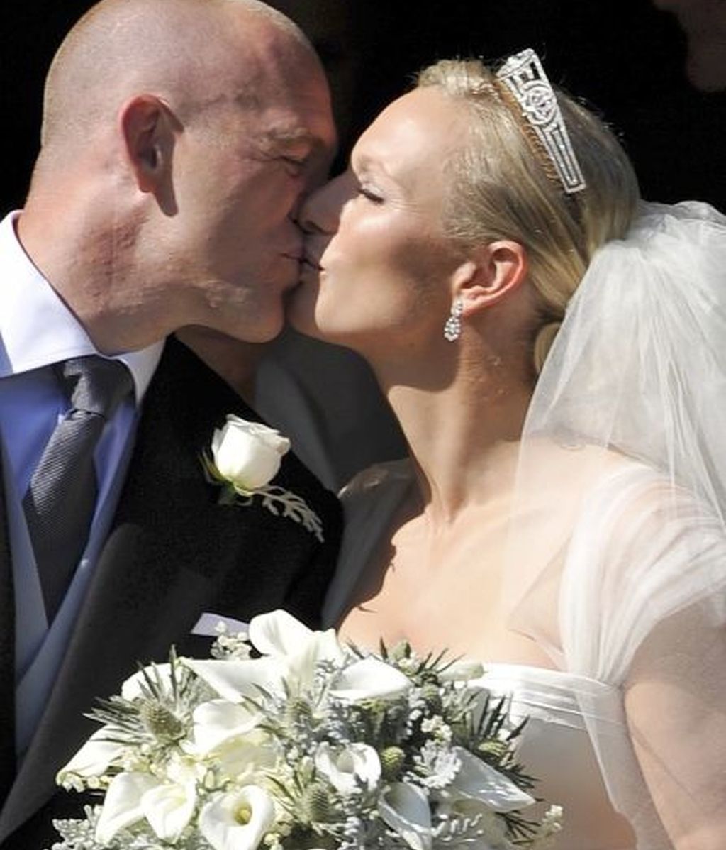Zara Phillips y Mike Tindall se besan después de la ceremonia