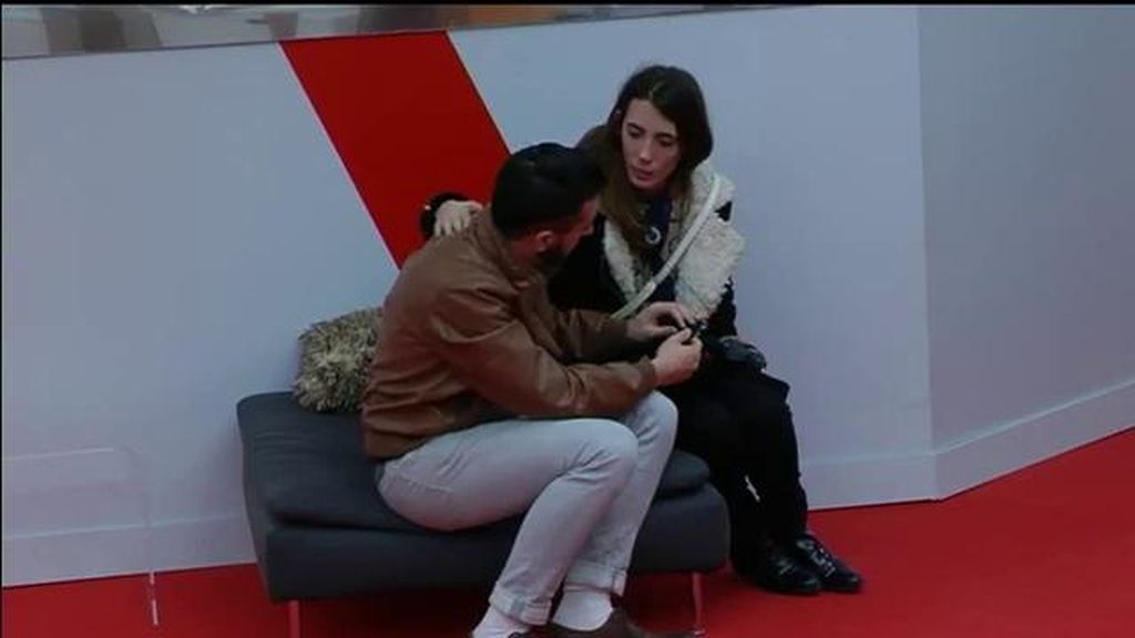 El vasco compartió cama con su amiga especial pero terminó durmiendo con Han