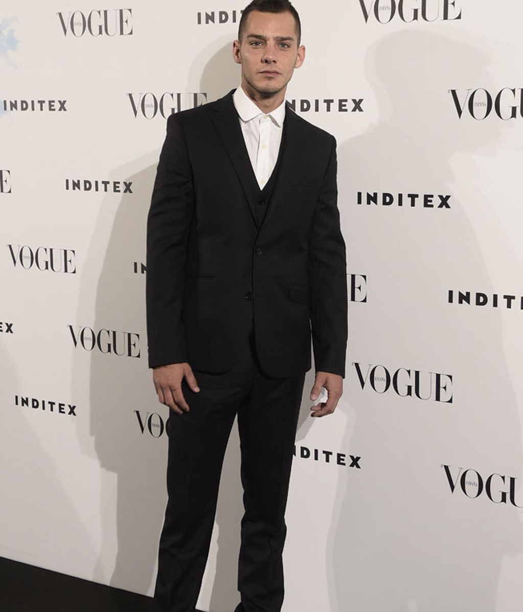 El actor Joel Bosqued, con zapatillas blancas como complemento de un traje masculino