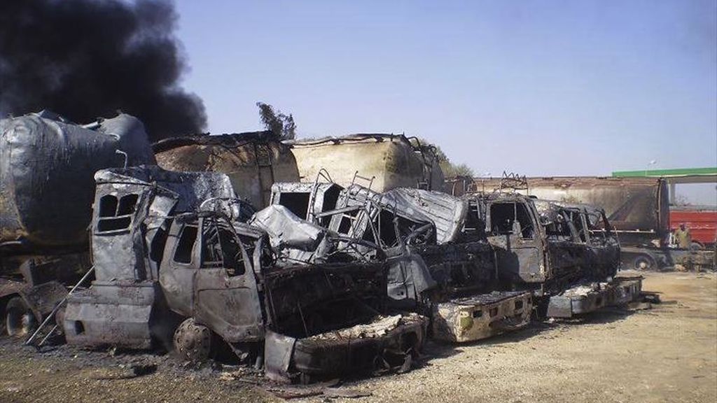 Vista de varios camiones cisterna, que transportaban combustible a las tropas de la OTAN desplegadas en Afganistán, tras ser quemados hoy por varios hombres armados en Dera Murad Jamali (Pakistán). EFE Vista de varios camiones cisterna, que transportaban combustible a las tropas de la OTAN desplegadas en Afganistán, tras ser quemados hoy por varios hombres armados en Dera Murad Jamali (Pakistán). EFE