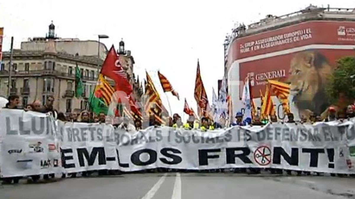 Miles de personas marchan en Barcelona contra los recortes