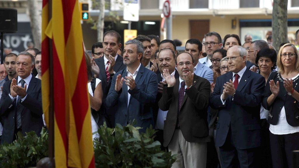 Ofrenda floral al monumento dedicado a Rafael de Casanova