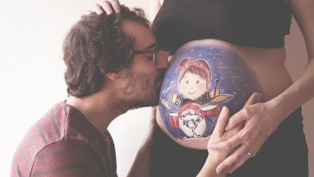 Dibujos personalizados adornan temporalmente la piel de las futuras madres