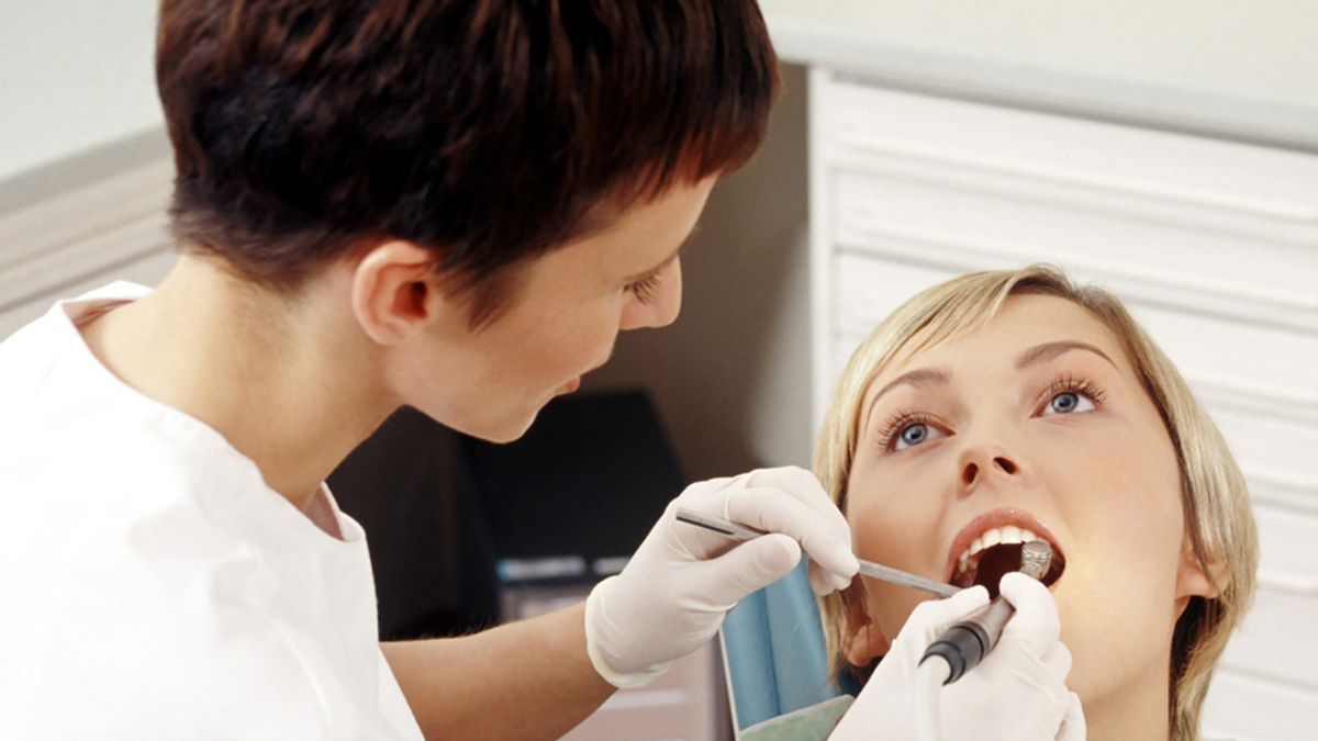 Alertan del peligro de los blanqueamientos dentales caseros
