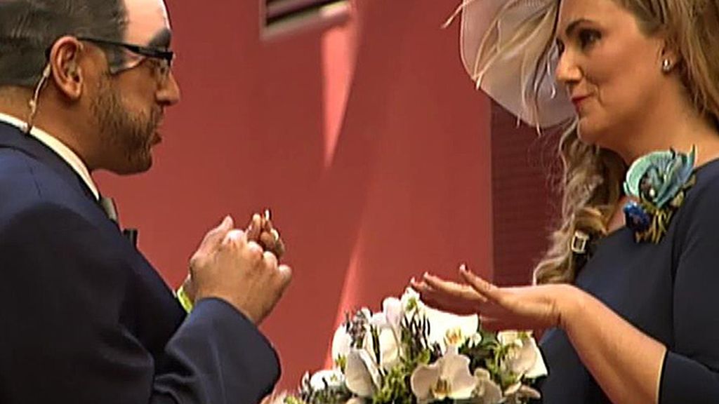 Hernández y Carlota 'contraen matrimonio' como si del DJ y su novia se tratara