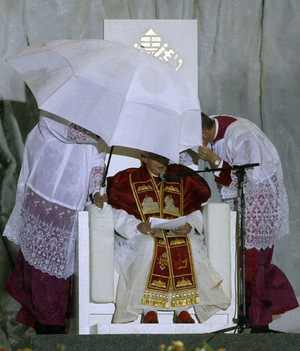 El Papa también se resguardaba de la lluvia