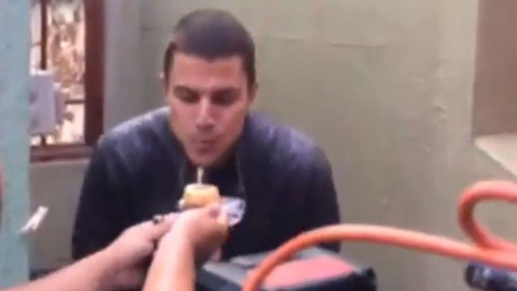 Alex González fue sorprendido en pleno rodaje por todo el equipo