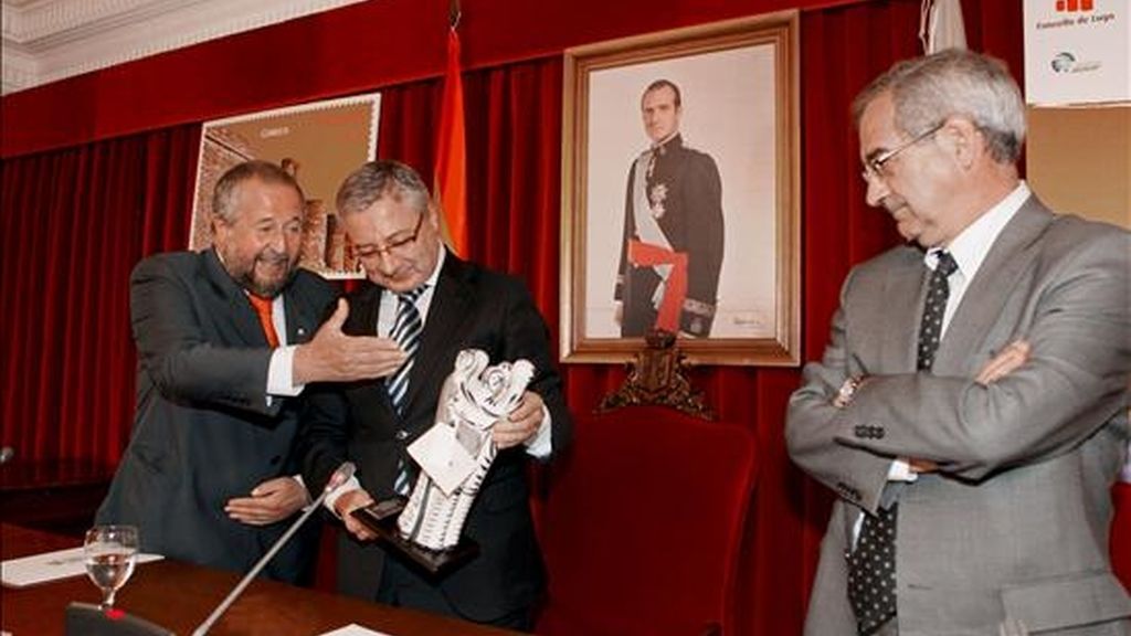 El ministro de Fomento, José Blanco (c), en el ayuntamiento de Lugo acompañado por el alcalde, José López Orozco (i), y Fernando la Fuente Felez (d), presidente de Correos y Telégrafos, en el aniversario de la Muralla de Lugo como patrimonio de la Humanidad. EFE El ministro de Fomento, José Blanco (c), en el ayuntamiento de Lugo acompañado por el alcalde, José López Orozco (i), y Fernando la Fuente Felez (d), presidente de Correos y Telégrafos, en el aniversario de la Muralla de Lugo como patrimonio de la Humanidad. EFE