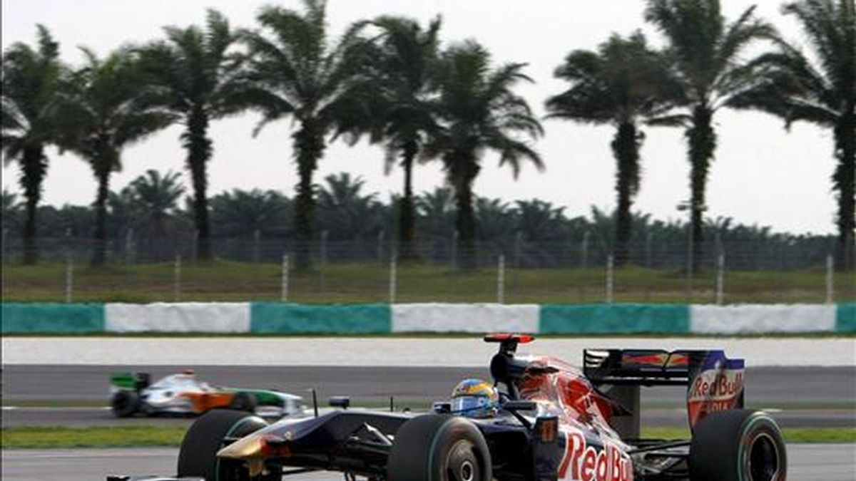El piloto suizo de Fórmula 1 Sebastien Buemi de la escudería Toro Rosso conduce su monoplaza durante la sesión de clasificación en el circuito de Sepang, a las afueras de Kuala Lumpur, Malasia. El británico Jenson Button terminó en primera posición, por delante del italiano Jarno Trulli del equipo Toyota y del alemán Sebastian Vettel de Red Bull, que quedó tercero. El Gran Premio de Fórmula 1 de Malasia se disputará mañana domingo. EFE