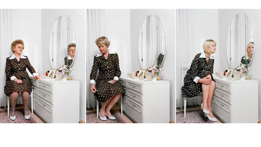 La fotógrafa alemana Nina Röder se fotografía con su madre y abuela