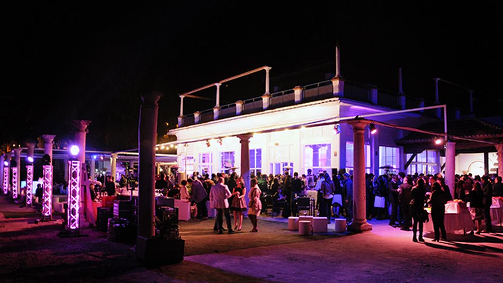 El balneario de los baños de El Carmen fue el espectacular escenario elegido para la fiesta de "Carmina y amén"