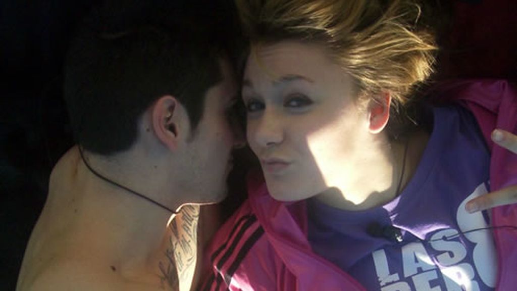 Kevin y Lisa tomando el sol