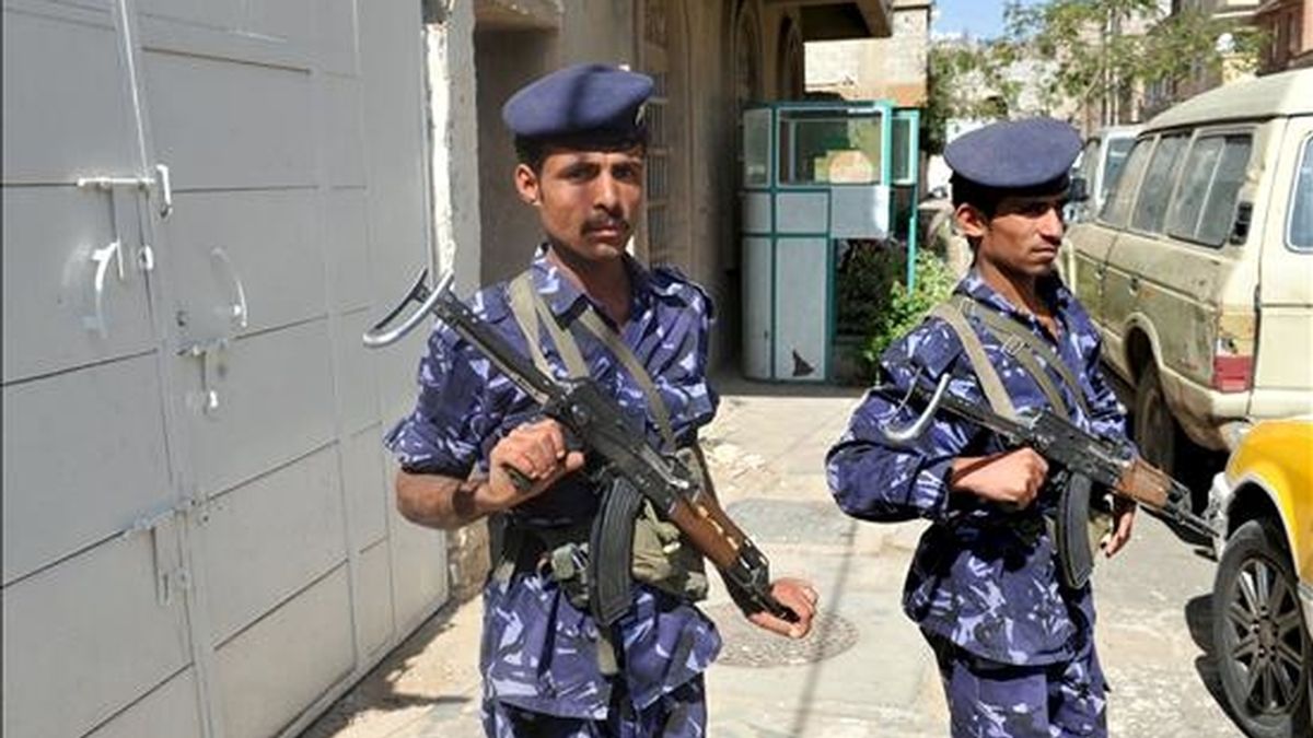 Dos soldados yemeníes patrullan por una calle de Sanaa (Yemen) el viernes 24 de septiembre de 2010. Unos diez soldados yemeníes del Servicio de Inteligencia resultaron heridos, tres de los cuales se encuentran graves, al ser atacados por pistoleros de Al Qaeda en Sanaa. EFE