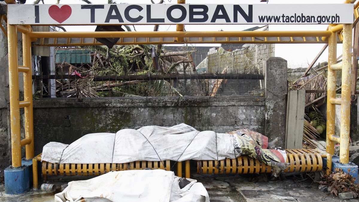 Los cadáveres se acumulan en las calles de Tacloban