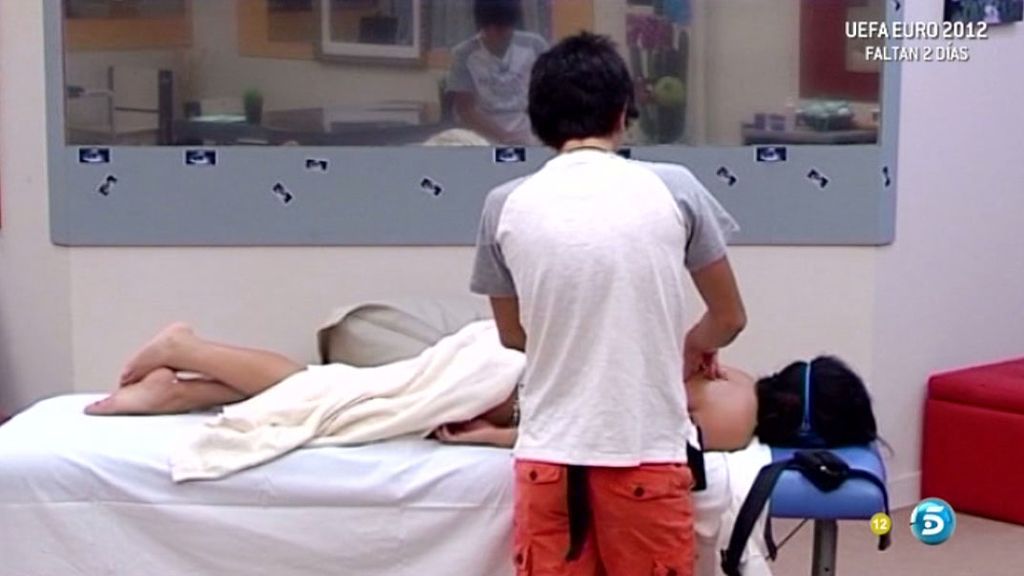 Dani disfrutó de lo lindo masajeando la espalda de Mary Joy